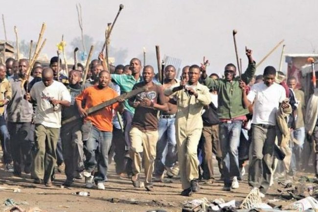 Calabar mob beats suspected armed robbers to death